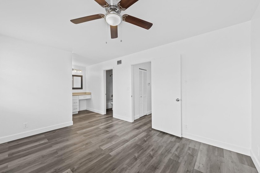 Stunning fully renovated 3-bedroom, 2-bath townhome located in - photo 9
