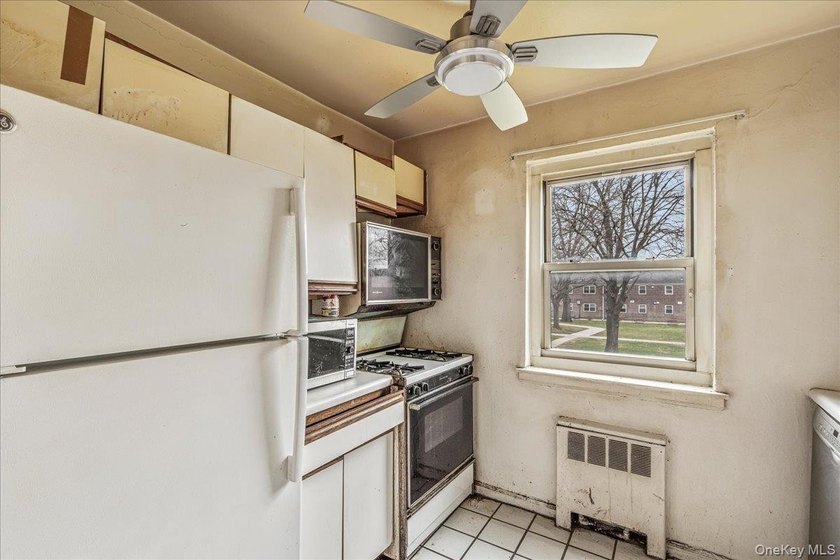 Welcome to this inviting lower-level one-bedroom, one-bath - photo 11