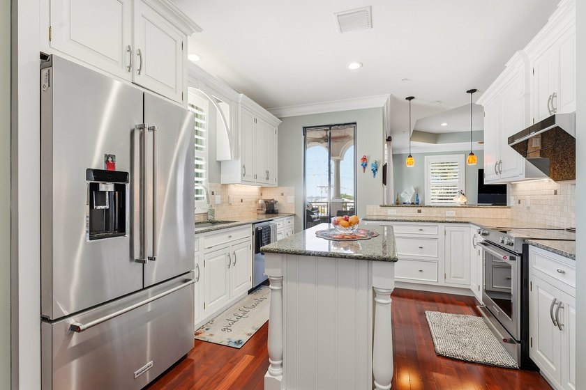 Fully Updated Penthouse-Level Residence beautifully updated - photo 4