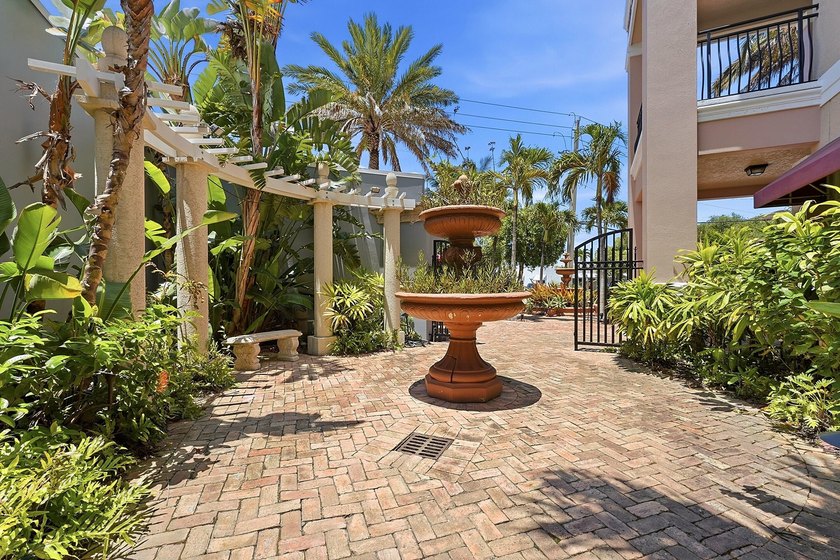 Fully Updated Penthouse-Level Residence beautifully updated - photo 5