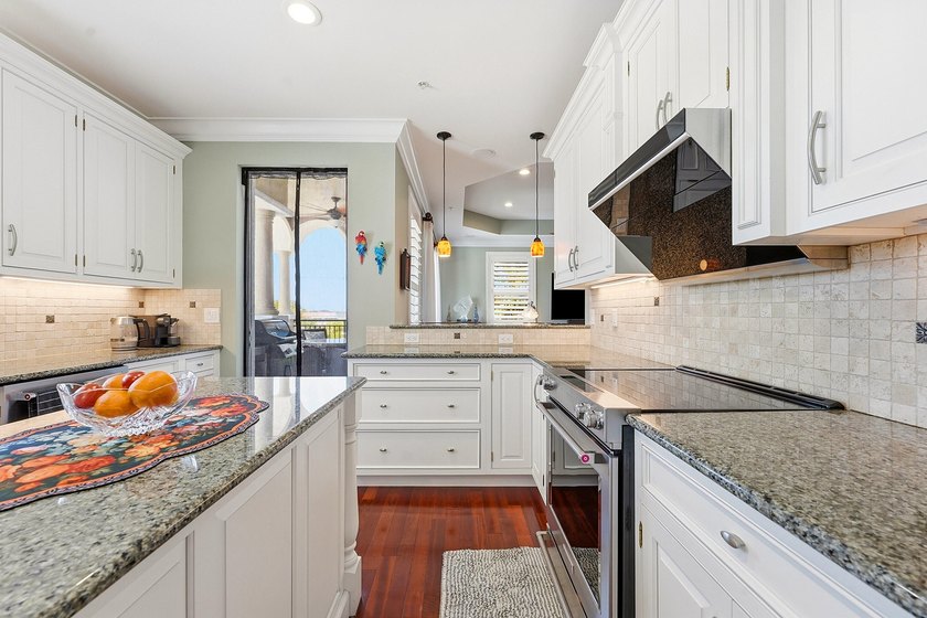 Fully Updated Penthouse-Level Residence beautifully updated - photo 7