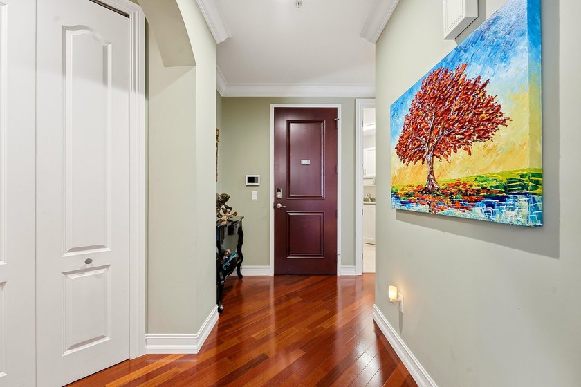 Fully Updated Penthouse-Level Residence beautifully updated - photo 9