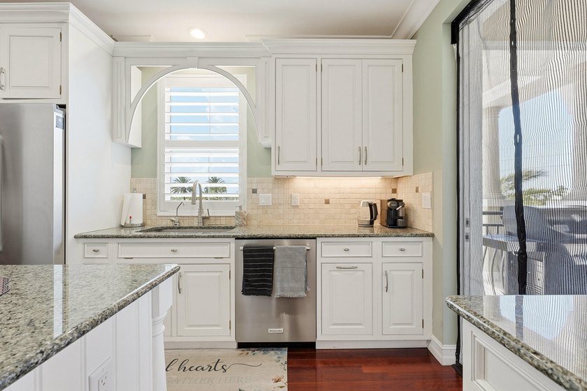 Fully Updated Penthouse-Level Residence beautifully updated - photo 10