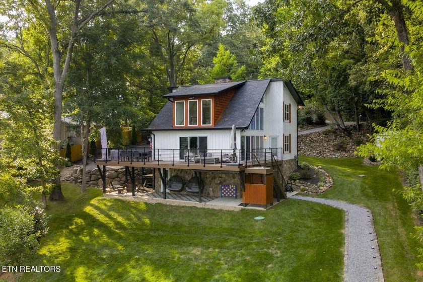 Welcome to 825 Plainview Drive known as ''Lone Oak Lakehouse'' - photo 3