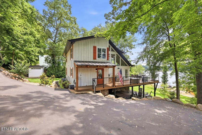 Welcome to 825 Plainview Drive known as ''Lone Oak Lakehouse'' - photo 6