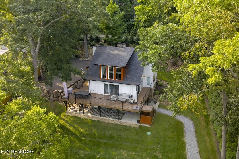 Welcome to 825 Plainview Drive known as ''Lone Oak Lakehouse'' - photo 7