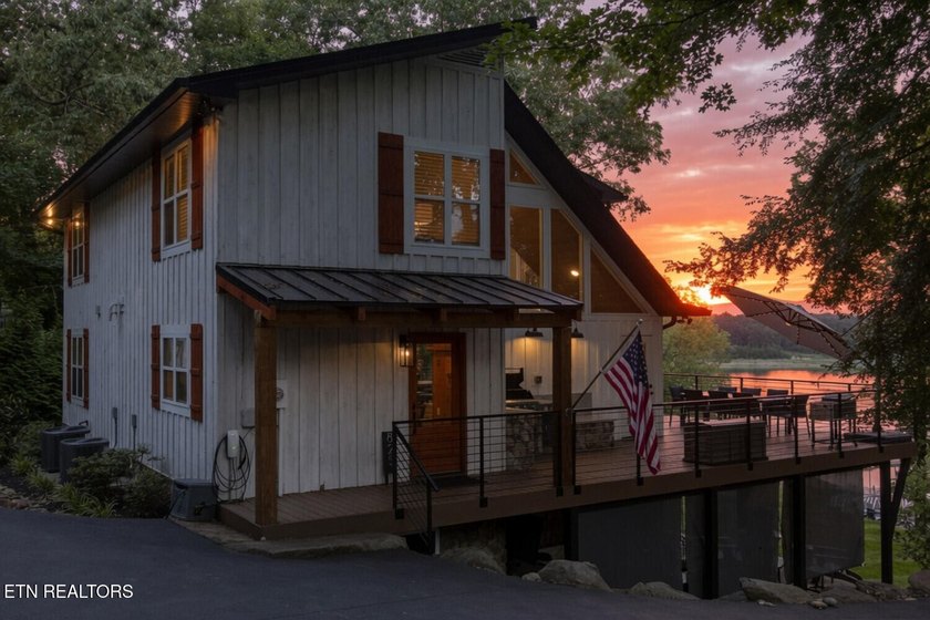 Welcome to 825 Plainview Drive known as ''Lone Oak Lakehouse'' - photo 9