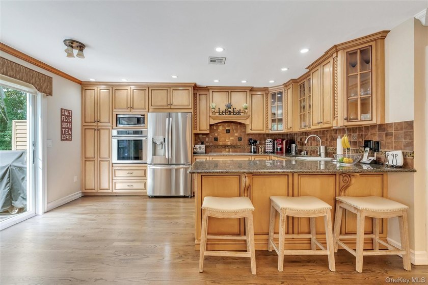 Welcome to this beautifully updated, move-in-ready townhouse - photo 11
