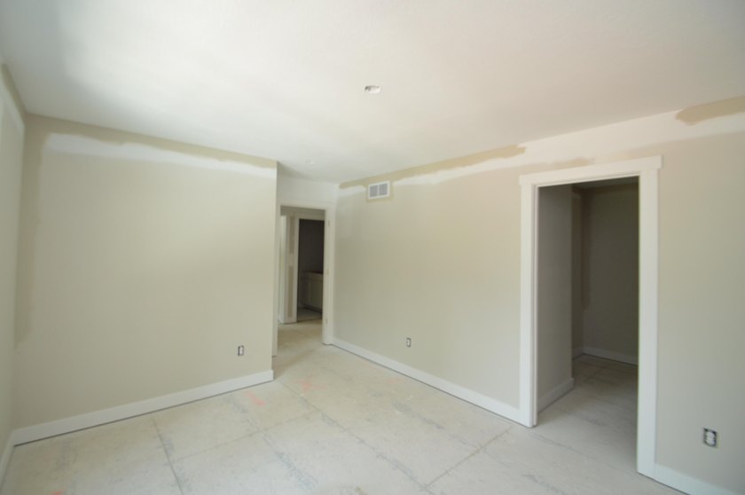 BEAUTIFUL NEW CONSTRUCTION in desirable Edwardsburg! Time still - photo 12