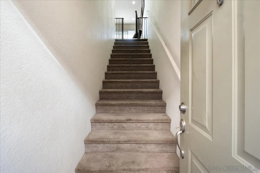 Motivated seller! SHORT SALE : Welcome to this updated 2-bedroom - photo 2