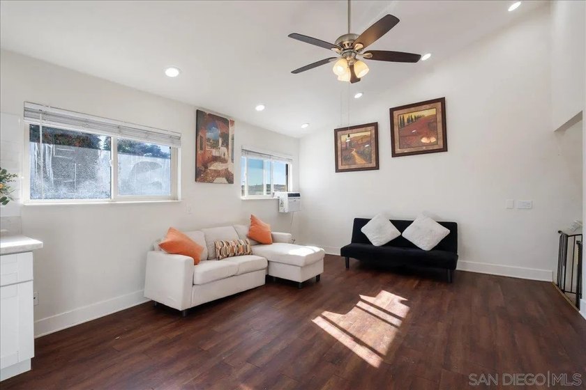 Motivated seller! SHORT SALE : Welcome to this updated 2-bedroom - photo 4
