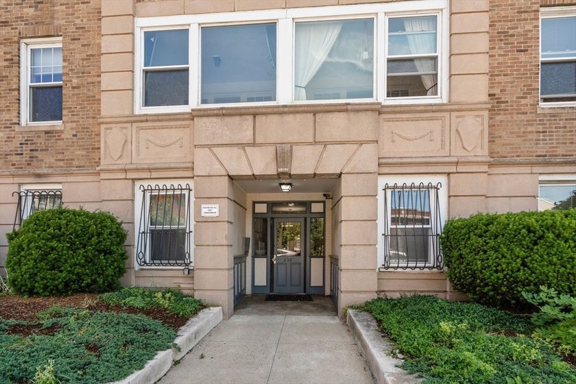 Fantastic opportunity to own a bright and well-maintained - photo 2