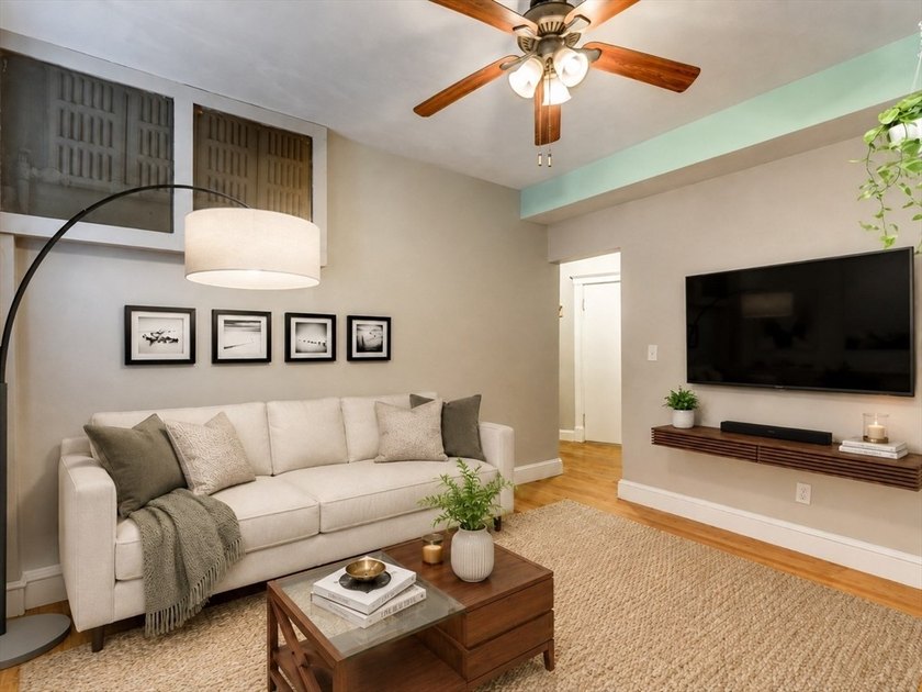 Fantastic opportunity to own a bright and well-maintained - photo 3
