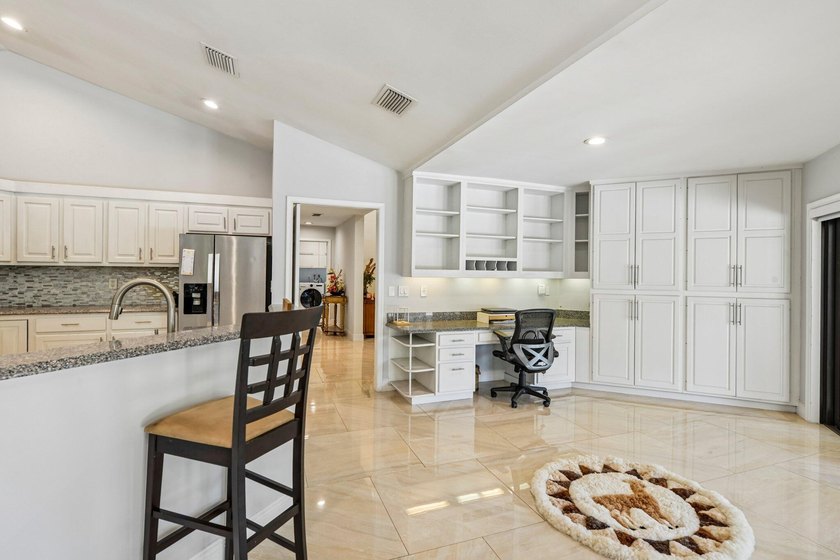 Gorgeous move-in ready 4 Bed/4 Bath home on an extra large - photo 14