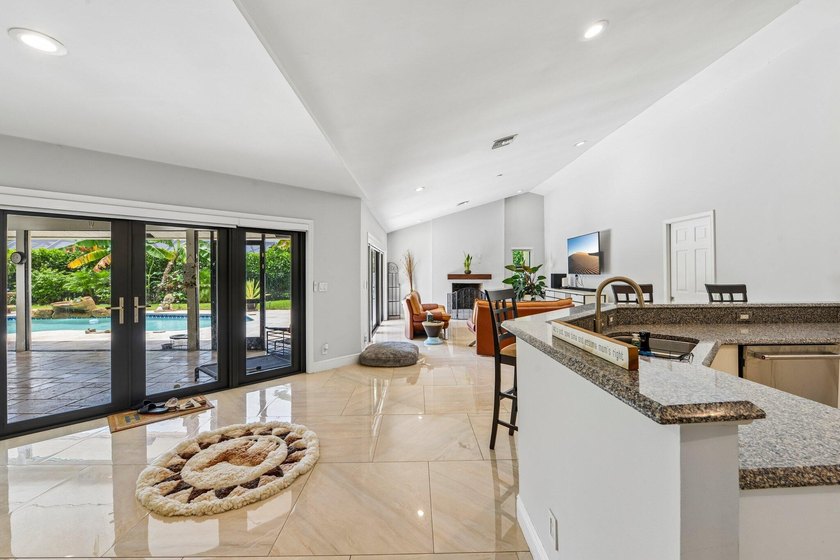 Gorgeous move-in ready 4 Bed/4 Bath home on an extra large - photo 15