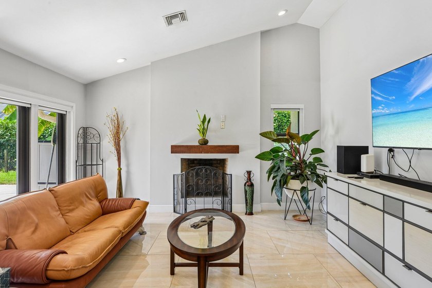 Gorgeous move-in ready 4 Bed/4 Bath home on an extra large - photo 18