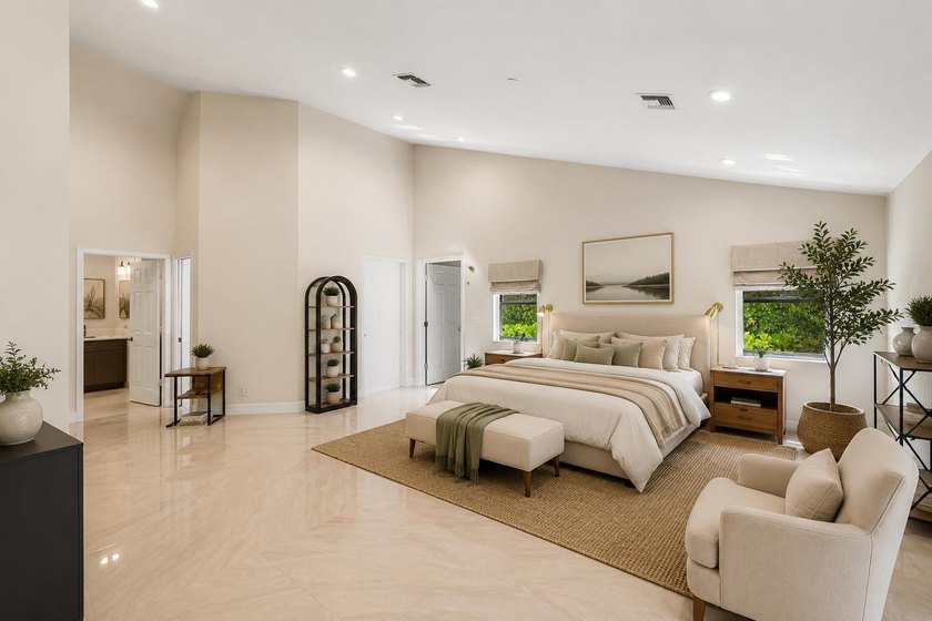 Gorgeous move-in ready 4 Bed/4 Bath home on an extra large - photo 21