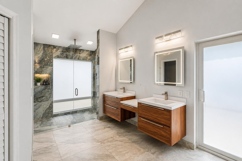 Gorgeous move-in ready 4 Bed/4 Bath home on an extra large - photo 23