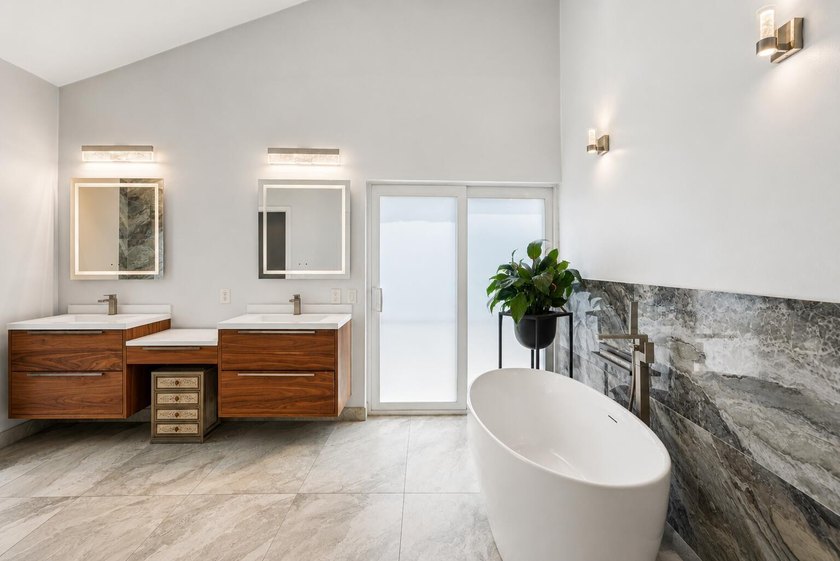 Gorgeous move-in ready 4 Bed/4 Bath home on an extra large - photo 24