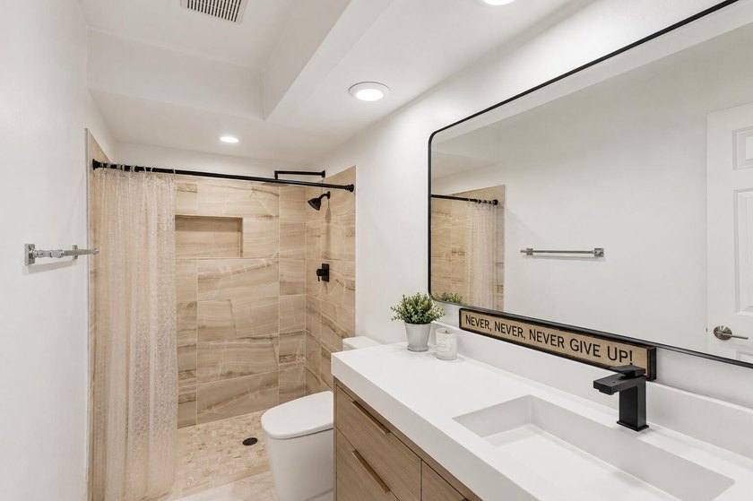 Gorgeous move-in ready 4 Bed/4 Bath home on an extra large - photo 28