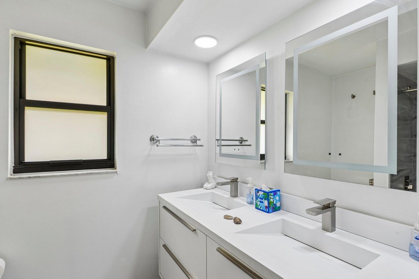 Gorgeous move-in ready 4 Bed/4 Bath home on an extra large - photo 31