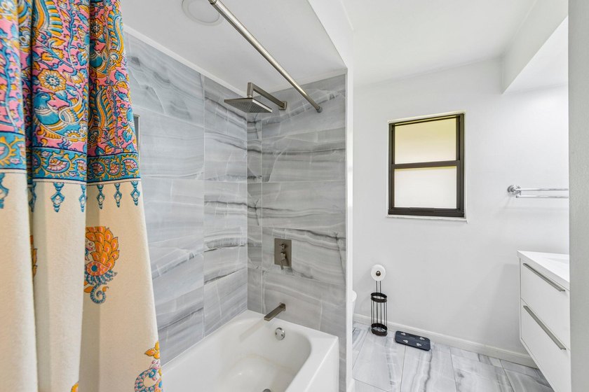 Gorgeous move-in ready 4 Bed/4 Bath home on an extra large - photo 32