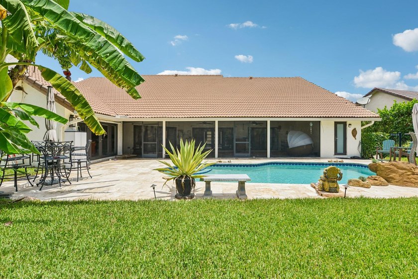 Gorgeous move-in ready 4 Bed/4 Bath home on an extra large - photo 40