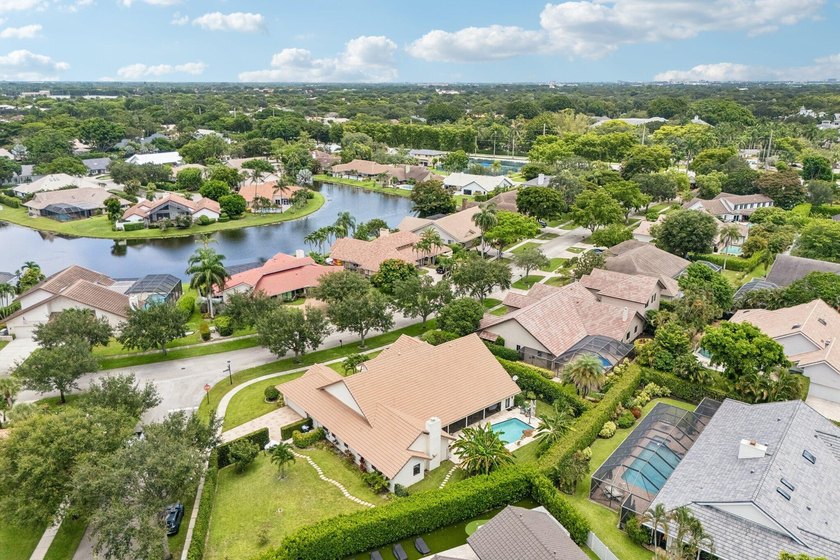 Gorgeous move-in ready 4 Bed/4 Bath home on an extra large - photo 43