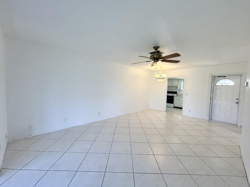 Lovely 1 bedroom 1 bath CORNER VILLA located in the 55+ - photo 11