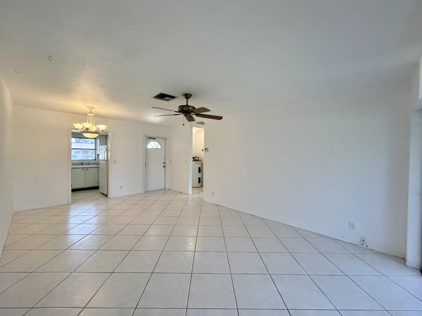 Lovely 1 bedroom 1 bath CORNER VILLA located in the 55+ - photo 12