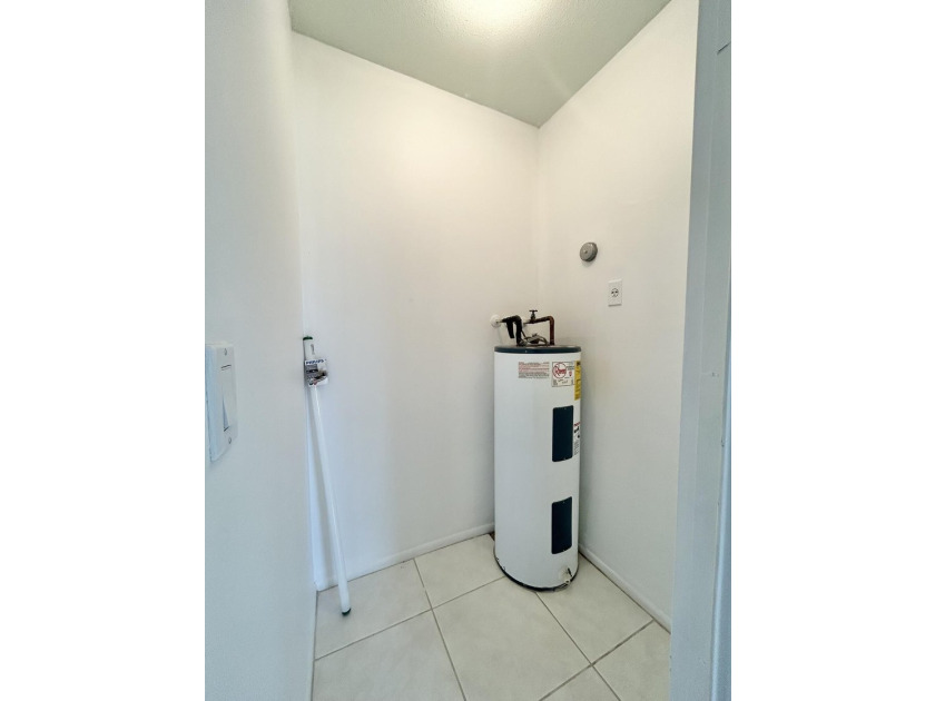 Lovely 1 bedroom 1 bath CORNER VILLA located in the 55+ - photo 15