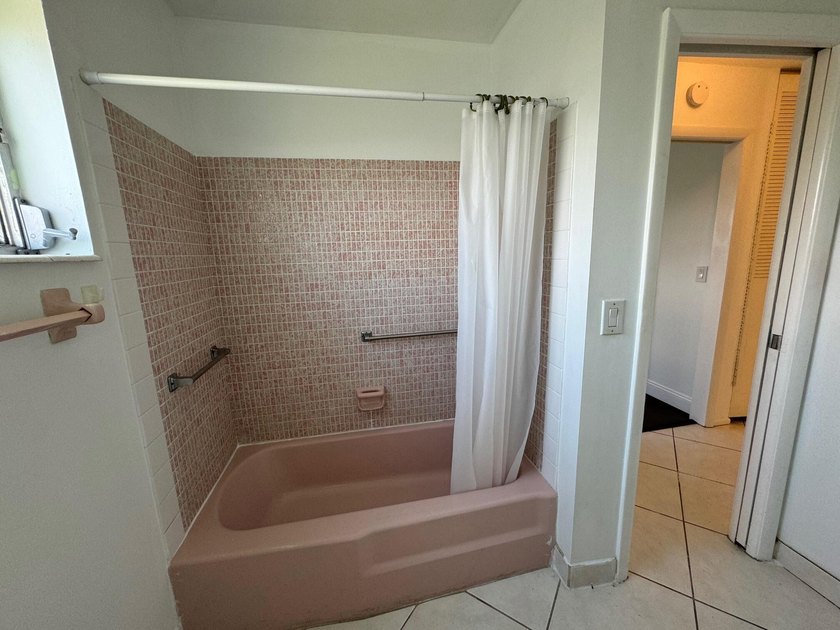 Lovely 1 bedroom 1 bath CORNER VILLA located in the 55+ - photo 24