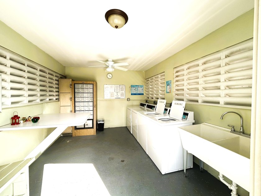 Lovely 1 bedroom 1 bath CORNER VILLA located in the 55+ - photo 34