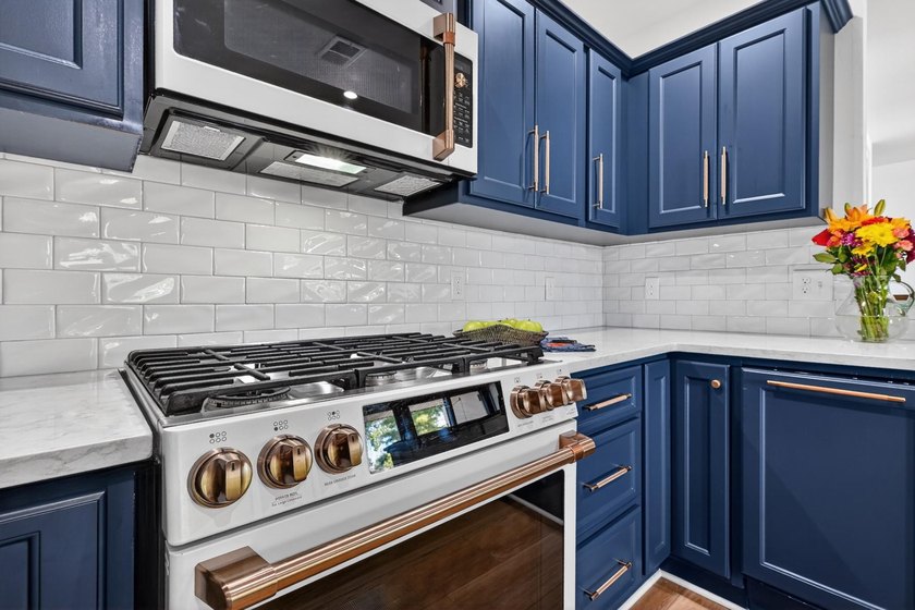 Welcome to easy waterfront living in the heart of Eastport - photo 8