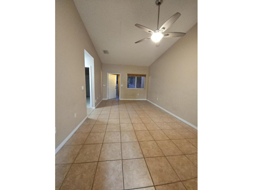 Spacious 2 bedrooms 2 baths on the water with an eat in kitchen - photo 11