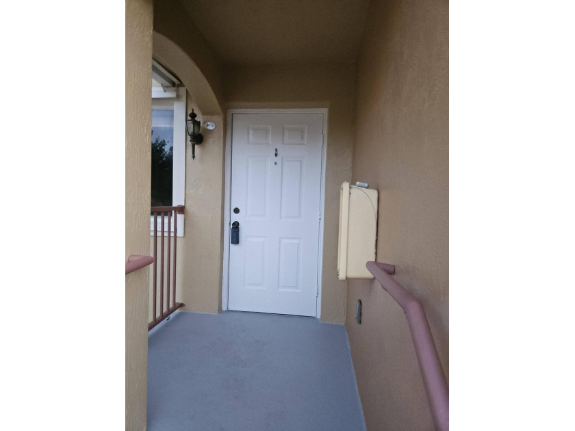 Spacious 2 bedrooms 2 baths on the water with an eat in kitchen - photo 12