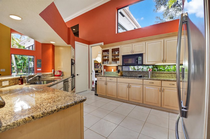 FABULOUS CUSTOM DESIGNED COURTYARD HOME. ONE STORY MAIN HOUSE - photo 21