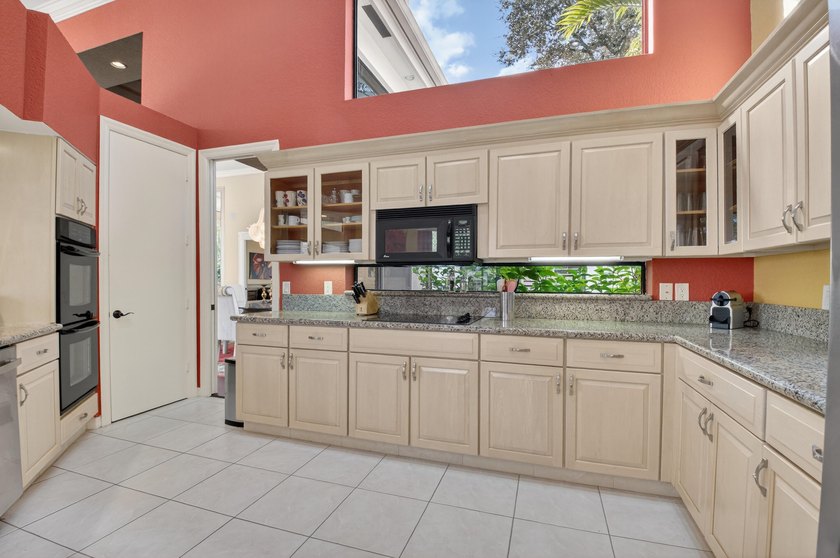 FABULOUS CUSTOM DESIGNED COURTYARD HOME. ONE STORY MAIN HOUSE - photo 22