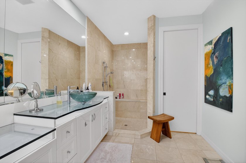 FABULOUS CUSTOM DESIGNED COURTYARD HOME. ONE STORY MAIN HOUSE - photo 34