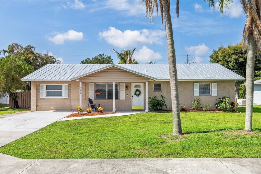 Welcome to 1004 NW 16th Pl in Stuart, FL 34994. Bring your boat - photo 2