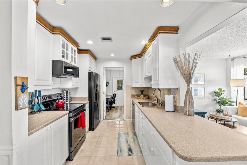 Welcome to 1004 NW 16th Pl in Stuart, FL 34994. Bring your boat - photo 8