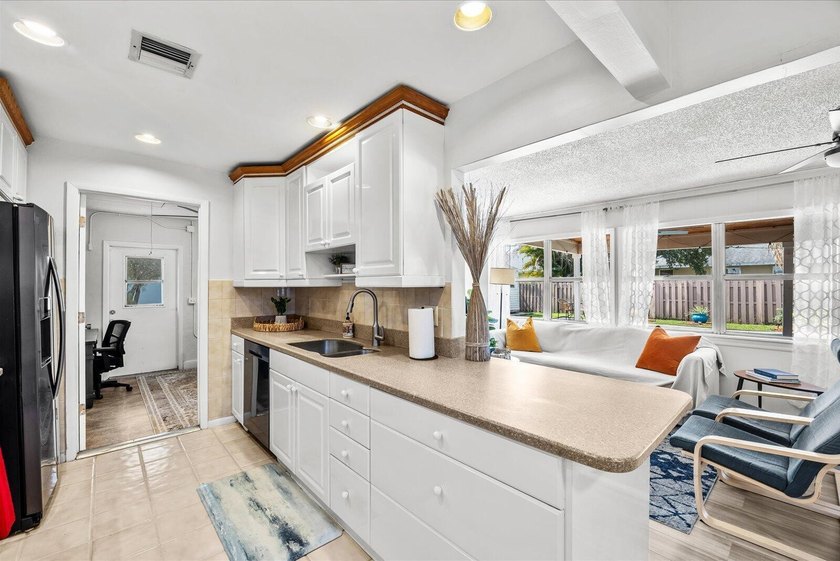 Welcome to 1004 NW 16th Pl in Stuart, FL 34994. Bring your boat - photo 9