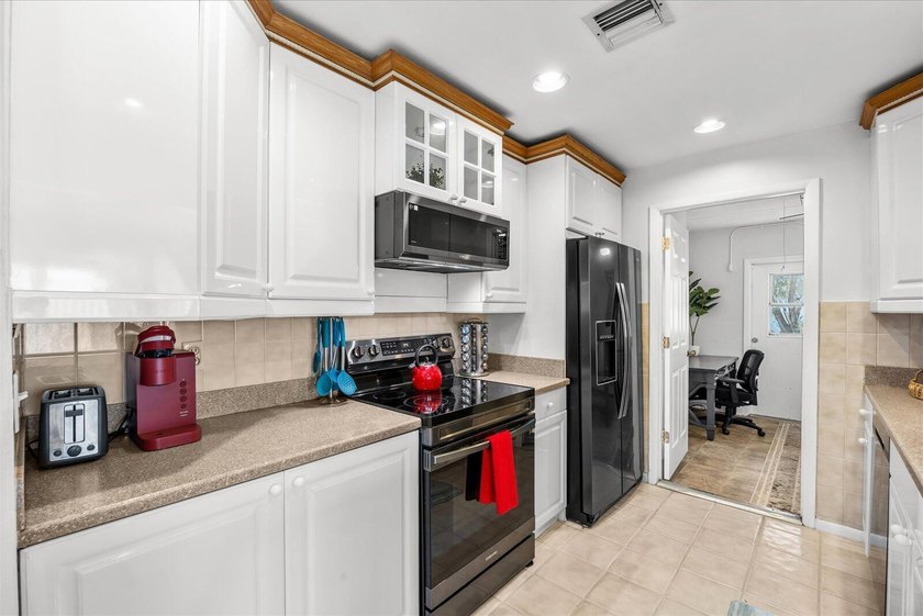 Welcome to 1004 NW 16th Pl in Stuart, FL 34994. Bring your boat - photo 10