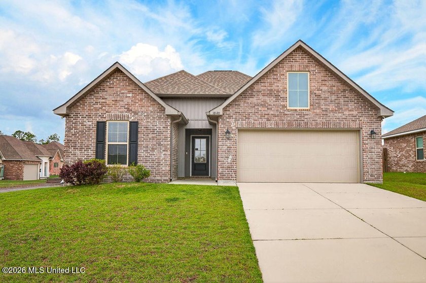 Welcome home to this beautiful 3 Bedroom, 2 Bath that delivers - photo 2
