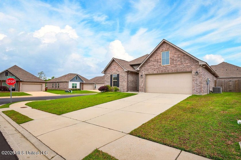 Welcome home to this beautiful 3 Bedroom, 2 Bath that delivers - photo 3