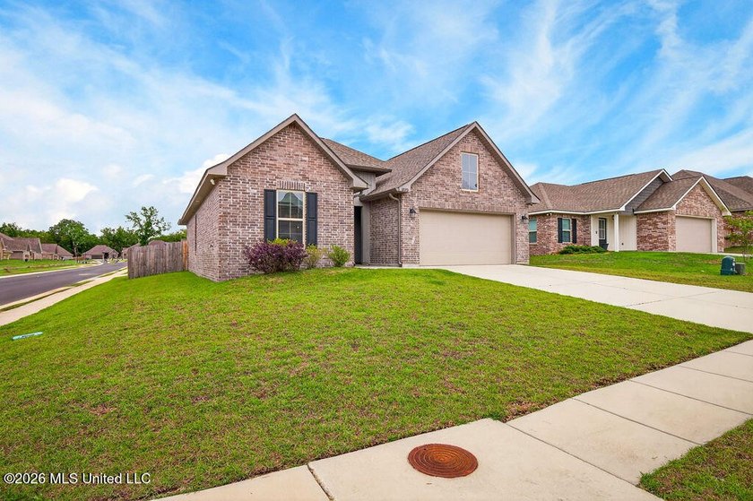 Welcome home to this beautiful 3 Bedroom, 2 Bath that delivers - photo 4