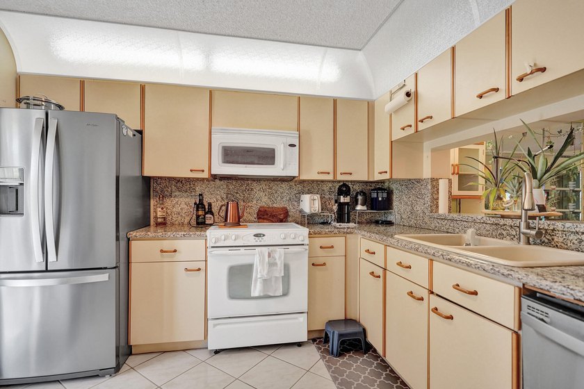 Come live in an All AGE Beautiful Community in East Boca Raton - photo 2
