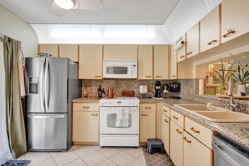Come live in an All AGE Beautiful Community in East Boca Raton - photo 5