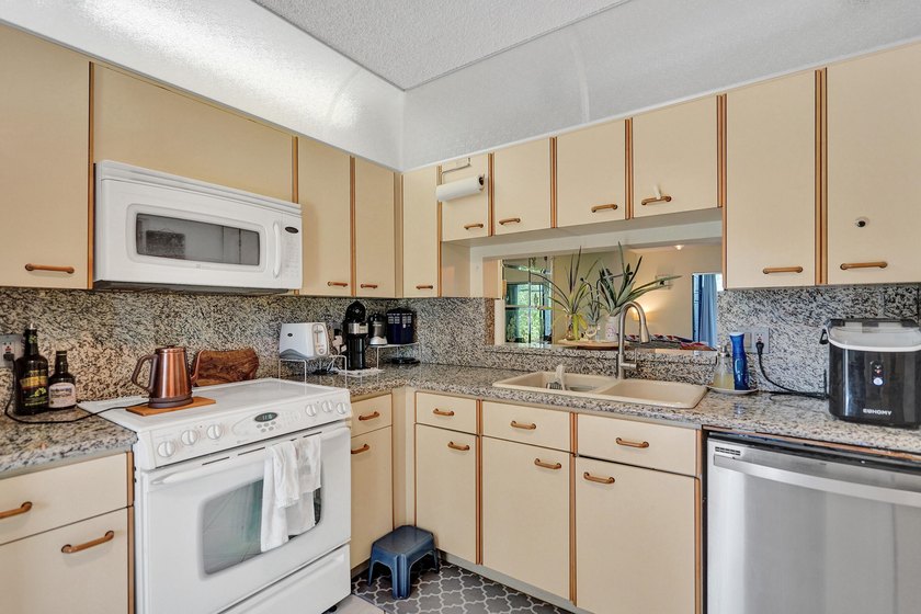 Come live in an All AGE Beautiful Community in East Boca Raton - photo 6