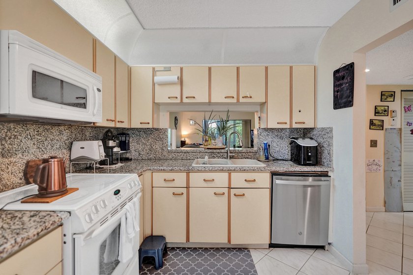 Come live in an All AGE Beautiful Community in East Boca Raton - photo 7